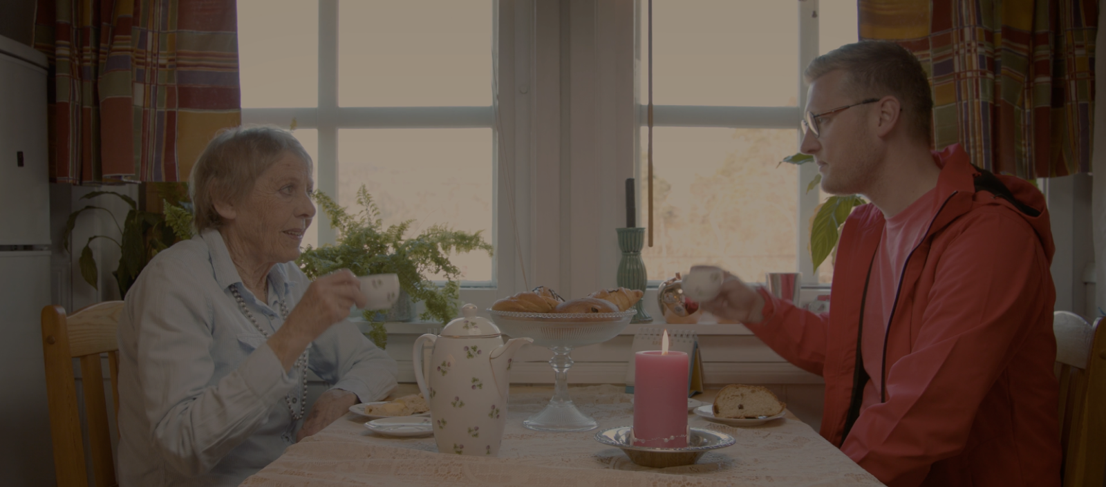 Dialog mellom eldre dame og besøkende installatør fra Inselo